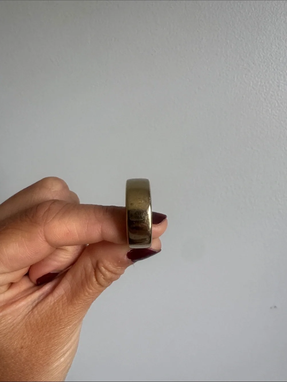 Oura Smart Ring Charger Accessory in Black and Gold